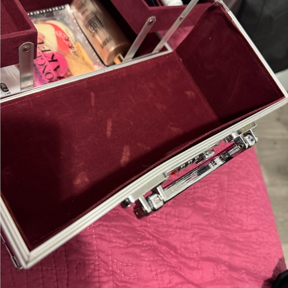 Makeup Cosmetics Kit - Picture 6 of 9